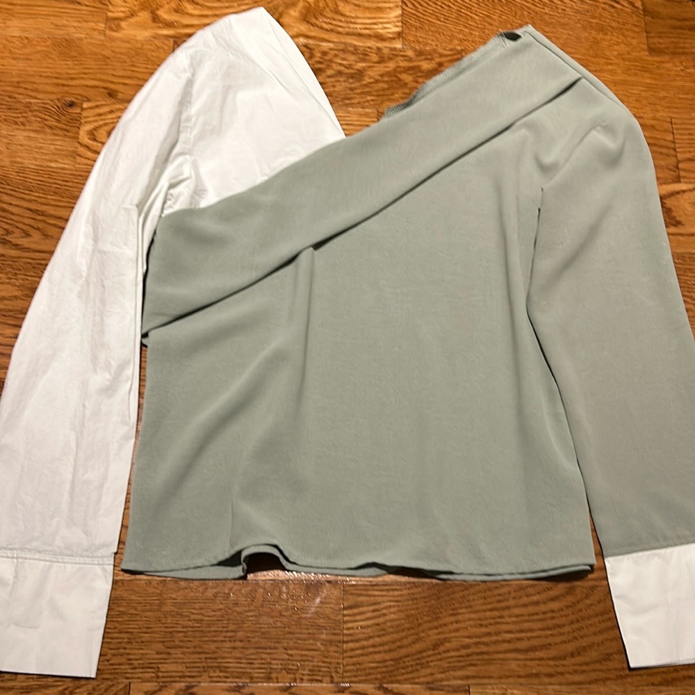 NEW woman’s long sleeve top size S